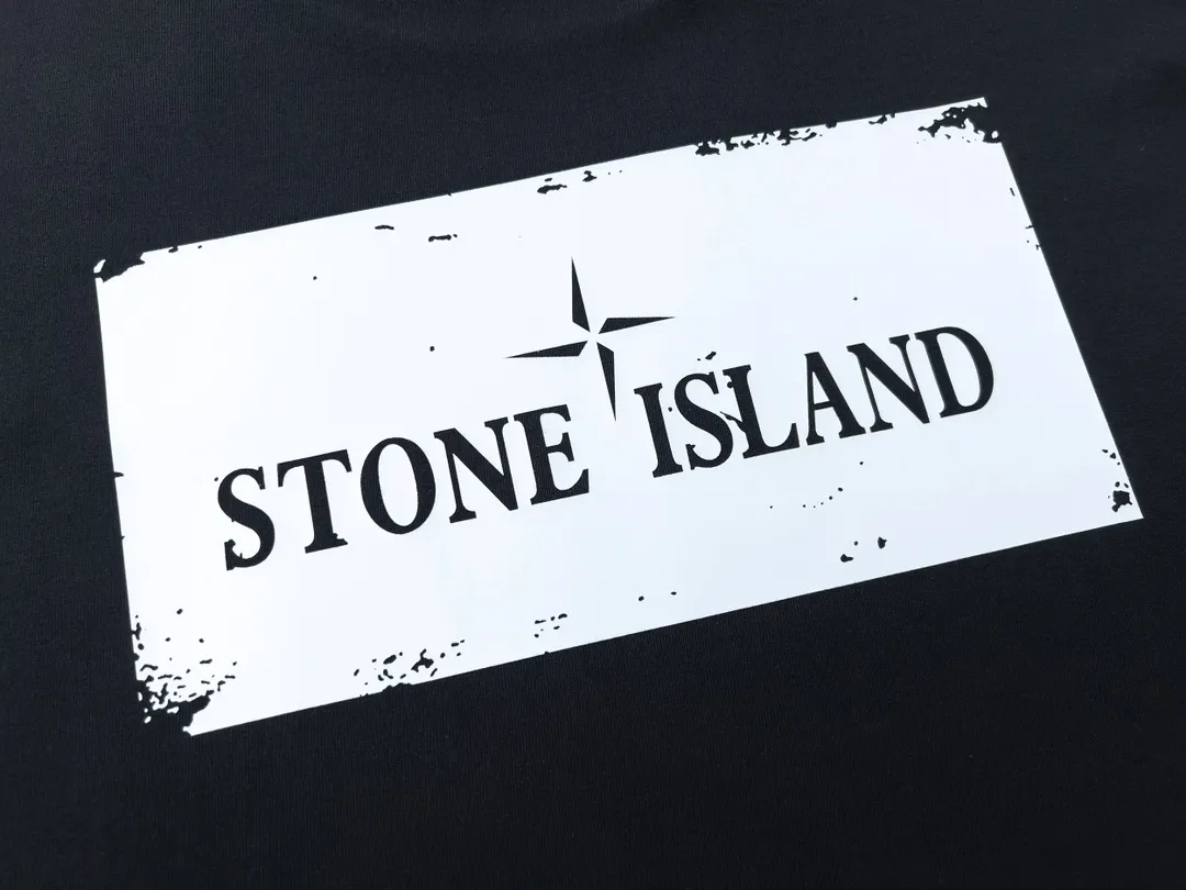 W612#P110💰 [Stone lsland/Stone Island summer new front and back printed short-sleeved T-shirt] ⚠️[Original creation, high control of details] Made of 260 grams of combed cotton, 32-count double yarn - Simple basic versatile style, original quality, the first choice for couples. - Made in a large factory, four needles and five threads on the shoulder, neat alignment, high quality workmanship. - Same style for men and women, very versatile, one piece for each hand, details are clearly visible. Color: black White Size: M L